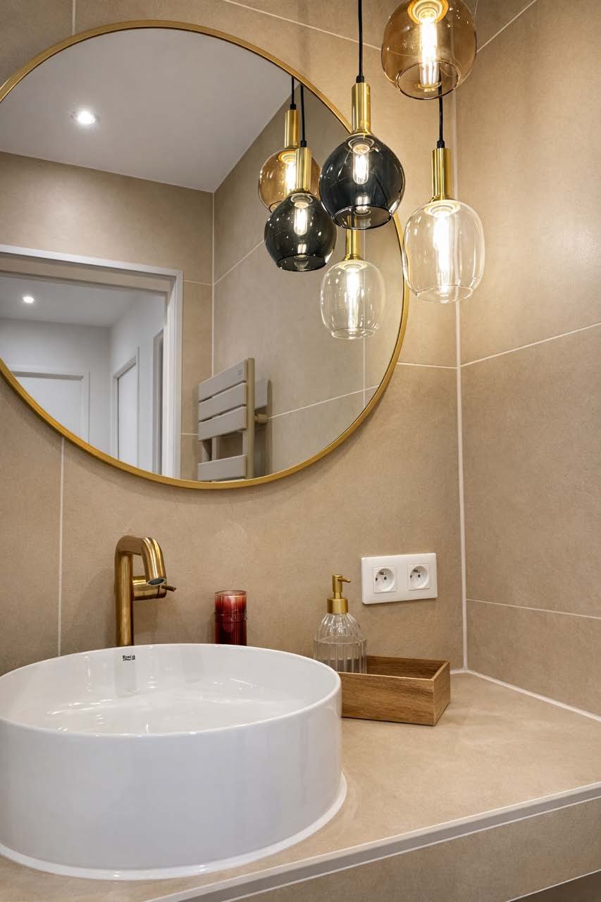 Décoratrice d'intérieur à Mulhouse - miroir salle de bain lampe suspendues
